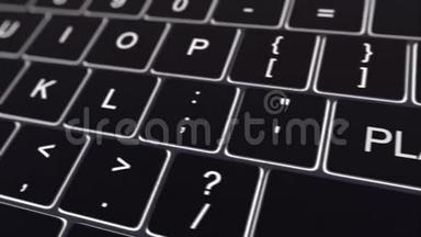 多利的黑色电脑键盘和发光播放键。 概念4K剪辑
